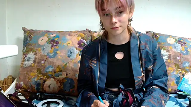 Snapshot of Sophie_Bell chatting on July 14, 7:09 pm Sophie Bell online show from July 14, 7:09 pm