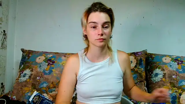 Snapshot of Sophie_Bell chatting on August 2, 10:51 pm Sophie Bell online show from August 2, 10:51 pm