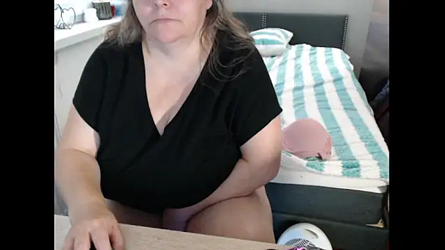 Snapshot of Sweetboobs chatting on October 15, 7:49 am Sweetboobs online show from October 15, 7:49 am