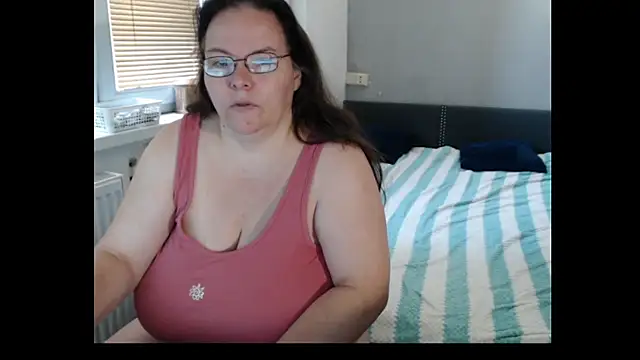 Snapshot of Sweetboobs chatting on July 6, 8:32 am Sweetboobs online show from July 6, 8:32 am