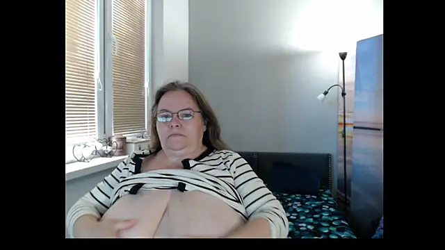Snapshot of Sweetboobs chatting on June 7, 5:01 am Sweetboobs online show from June 7, 5:01 am