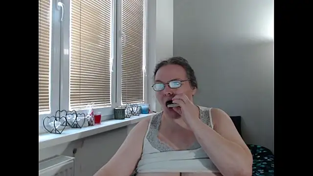 Snapshot of Sweetboobs chatting on March 13, 11:08 am Sweetboobs online show from March 13, 11:08 am