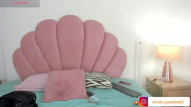 Nicole Paradise online show from July 18, 12:47 pm