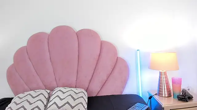 Nicole Paradise online show from January 17, 12:31 pm