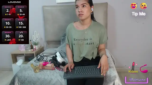 Snapshot of SophiaMeyerst chatting on July 9, 2:49 pm SophiaMeyerst online show from July 9, 2:49 pm