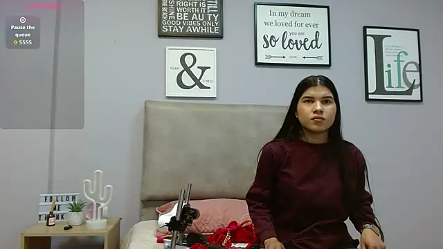 SophiaMeyerst online show from December 18, 1:04 pm