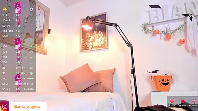 biancatokic online show from October 31, 7:10 pm