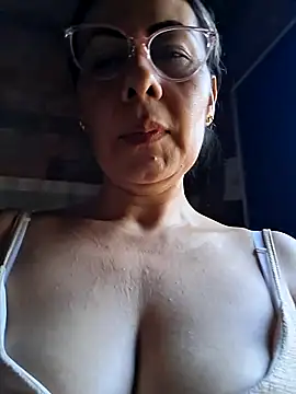 Snapshot of Mia-funny20 chatting on November 6, 8:46 pm Mia-funny20 online show from November 6, 8:46 pm