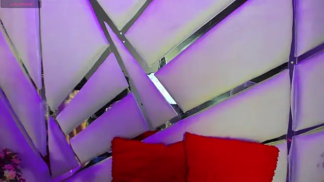 Snapshot of Aurora_18 chatting on November 14, 2:43 pm Aurora 18 online show from November 14, 2:43 pm