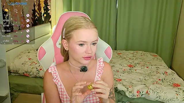 Snapshot of LexieLoree chatting on September 29, 3:02 am LexieLoree online show from September 29, 3:02 am