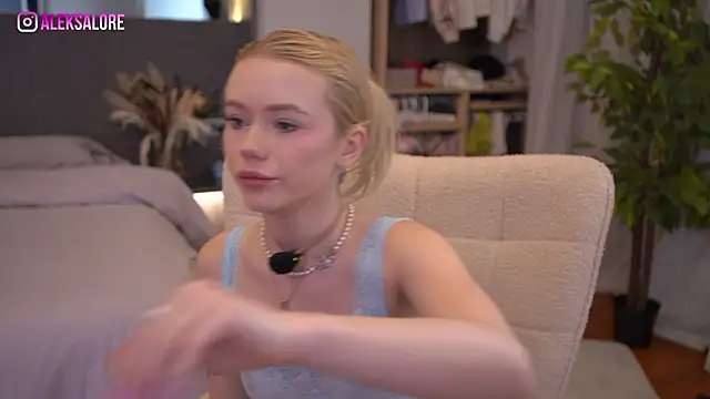 LexieLoree online show from March 23, 3:06 am