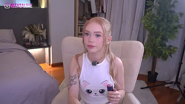 Snapshot of LexieLoree chatting on May 30, 3:02 am LexieLoree online show from May 30, 3:02 am