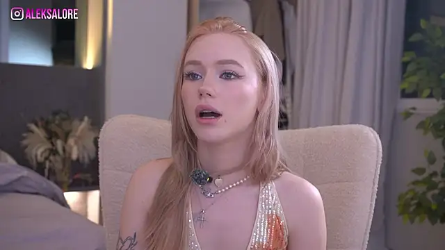 Snapshot of LexieLoree chatting on May 27, 3:03 am LexieLoree online show from May 27, 3:03 am