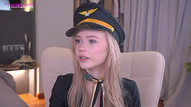 Snapshot of LexieLoree chatting on May 31, 3:01 am LexieLoree online show from May 31, 3:01 am