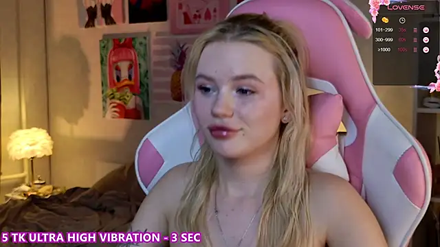 Snapshot of LexieLoree chatting on January 23, 9:39 am LexieLoree online show from January 23, 9:39 am
