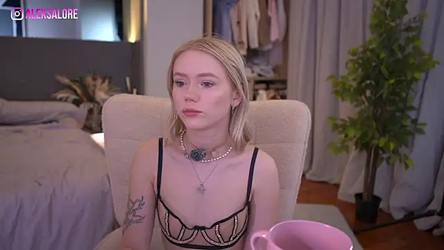 LexieLoree online show from March 28, 3:18 am