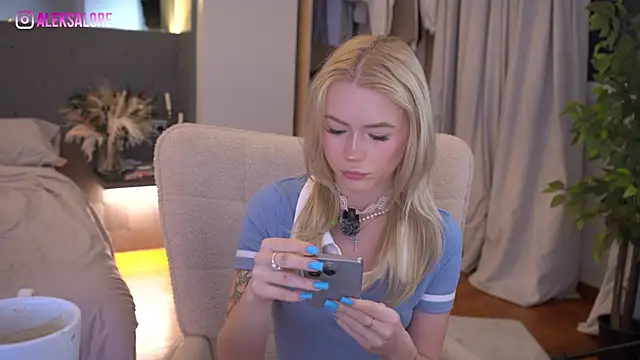 LexieLoree online show from April 17, 2:36 am