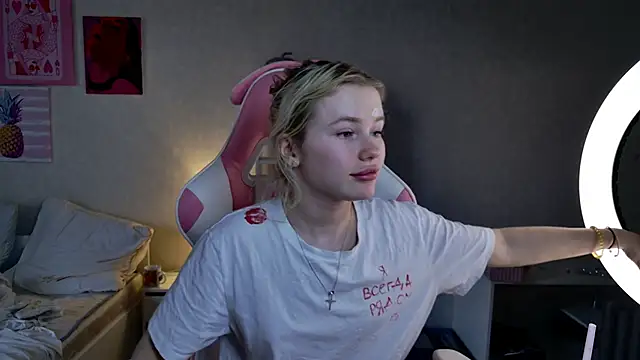 Snapshot of LexieLoree chatting on February 9, 10:42 am LexieLoree online show from February 9, 10:42 am