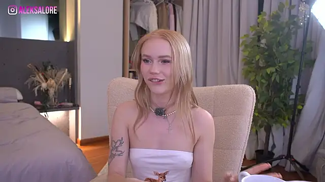 Snapshot of LexieLoree chatting on May 22, 3:15 am LexieLoree online show from May 22, 3:15 am