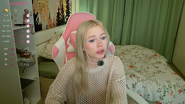 Snapshot of LexieLoree chatting on October 6, 3:08 am LexieLoree online show from October 6, 3:08 am