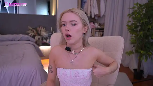 LexieLoree online show from April 3, 2:40 am