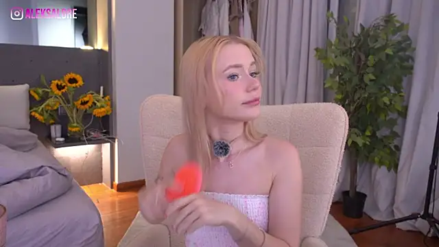 LexieLoree online show from July 12, 3:07 am