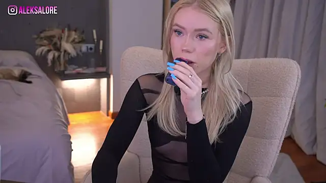 LexieLoree online show from April 13, 2:26 am