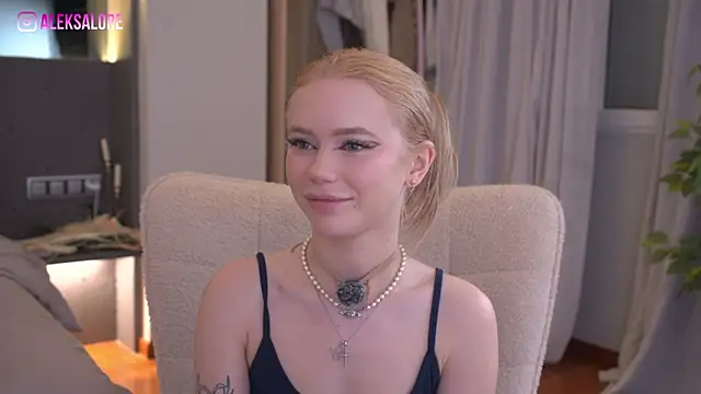 Snapshot of LexieLoree chatting on June 3, 3:07 am LexieLoree online show from June 3, 3:07 am