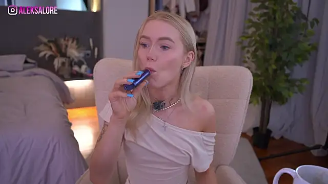 LexieLoree online show from April 1, 2:35 am