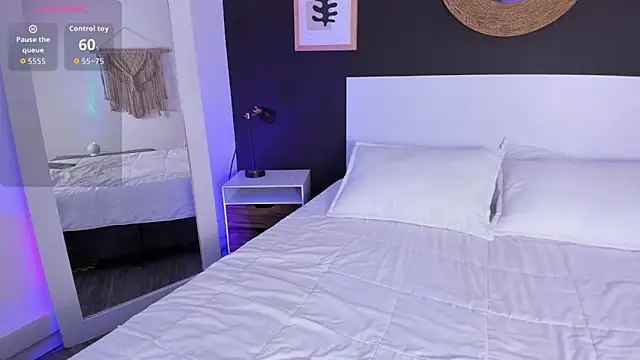 VioletPaket online show from March 29, 1:13 pm