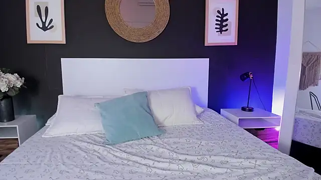 VioletPaket online show from February 10, 11:20 am