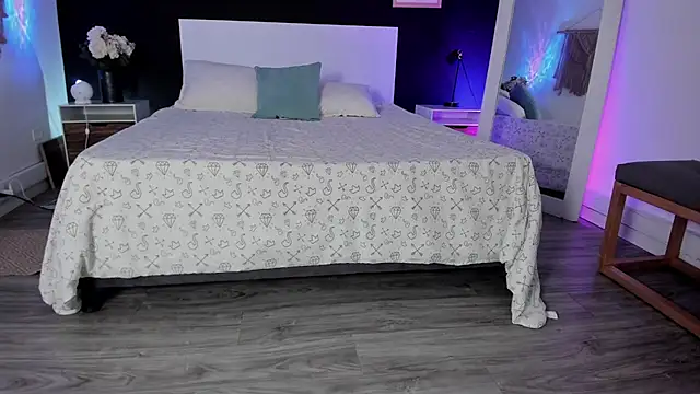 VioletPaket online show from February 12, 11:32 am