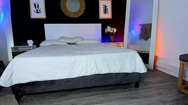 VioletPaket online show from January 9, 11:50 am