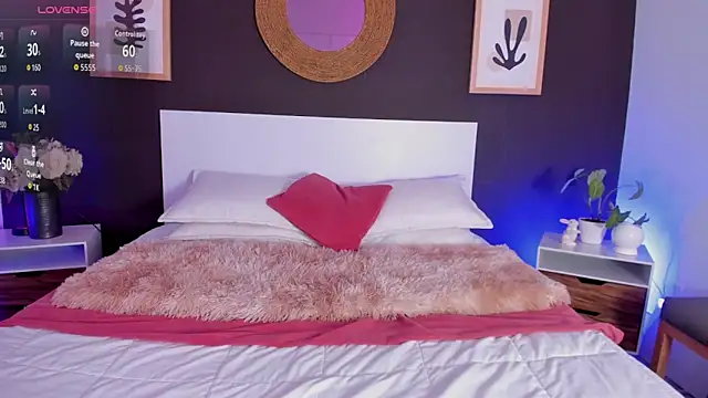 VioletPaket online show from April 20, 11:35 am