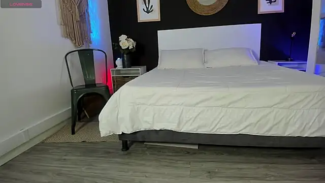 VioletPaket online show from February 14, 1:11 pm