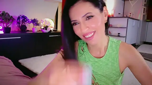 Snapshot of MissSmiley26 chatting on June 18, 9:31 pm MissSmiley26 online show from June 18, 9:31 pm