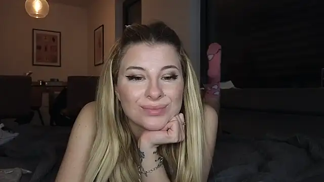 Snapshot of Mia-Minou chatting on February 19, 11:04 pm Mia-Minou online show from February 19, 11:04 pm