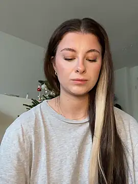 Snapshot of Mia-Minou chatting on November 28, 12:27 pm Mia-Minou online show from November 28, 12:27 pm