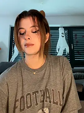 Snapshot of Mia-Minou chatting on October 5, 8:05 am Mia-Minou online show from October 5, 8:05 am