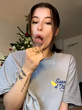 Snapshot of Mia-Minou chatting on December 2, 9:33 am Mia-Minou online show from December 2, 9:33 am