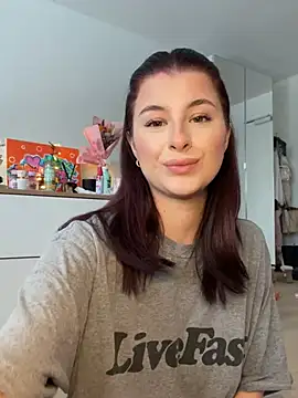 Mia-Minou online show from January 13, 1:04 pm