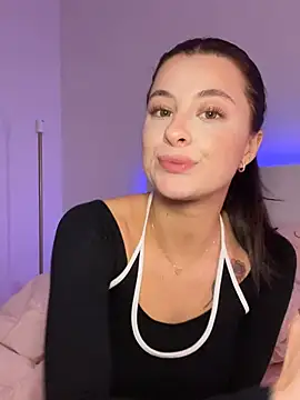 Mia-Minou online show from February 7, 9:01 pm