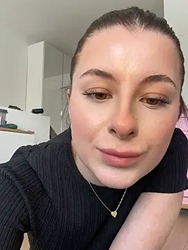 Mia-Minou online show from February 19, 1:30 pm