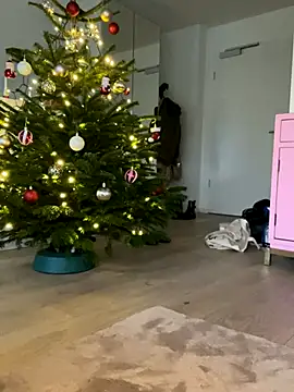 Snapshot of Mia-Minou chatting on December 4, 2:05 pm Mia-Minou online show from December 4, 2:05 pm