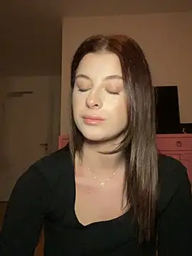 Mia-Minou online show from February 20, 5:15 pm