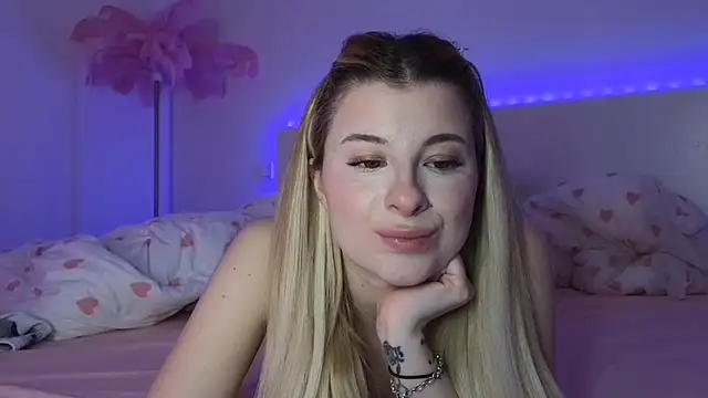 Snapshot of Mia-Minou chatting on March 4, 9:00 pm Mia-Minou online show from March 4, 9:00 pm