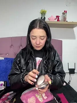 Snapshot of Isabella_21x chatting on March 13, 12:24 pm Isabella 21x online show from March 13, 12:24 pm