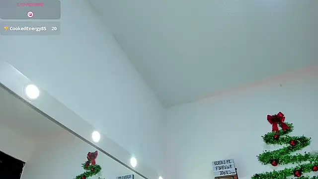 roxanne jones1 online show from December 13, 8:04 pm