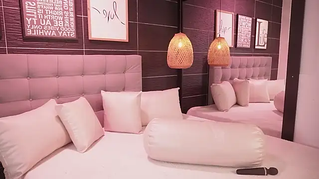 Snapshot of Bella_TS_ chatting on December 4, 9:36 pm Bella TS online show from December 4, 9:36 pm