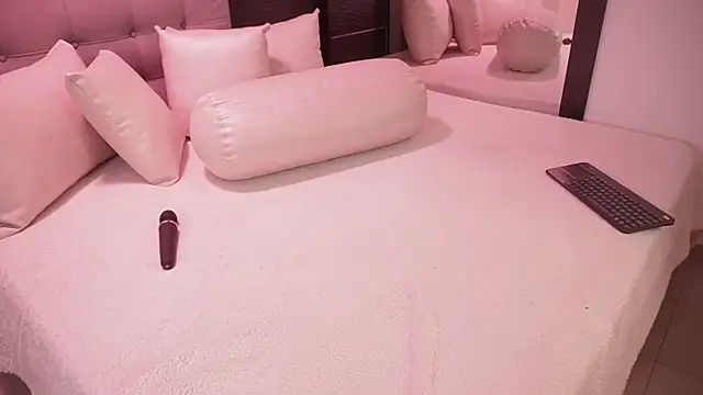 Snapshot of Bella_TS_ chatting on December 1, 10:10 pm Bella TS online show from December 1, 10:10 pm